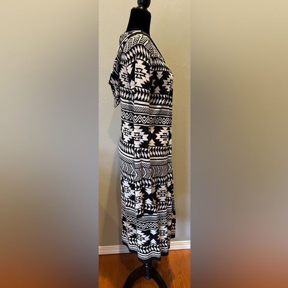 Forever 21 open cardigan sweater, size medium, black, and white Aztec print - Picture 3 of 5